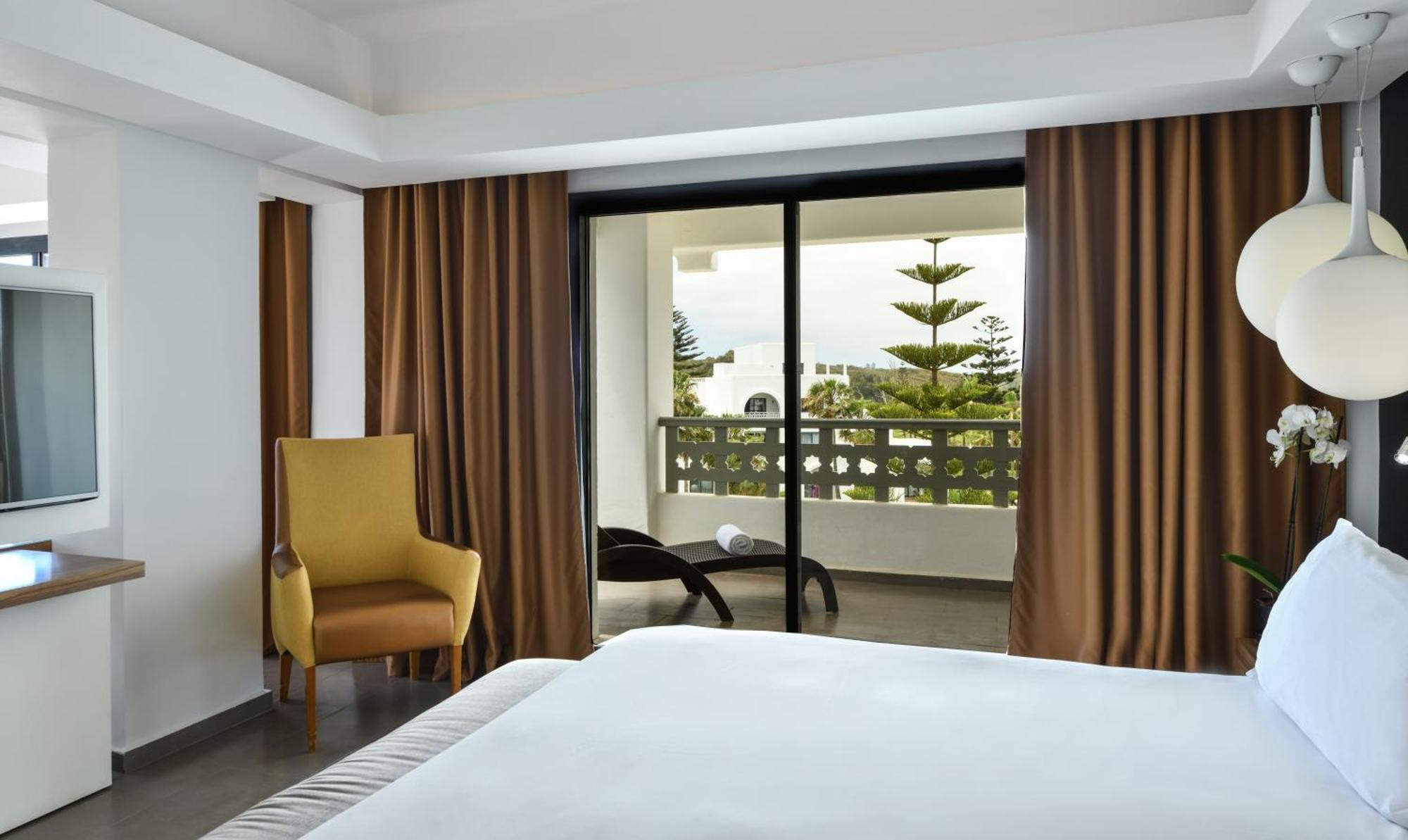 Pullman Mazagan Royal Golf & Spa El Jadida Kültér fotó A bedroom with a sliding door