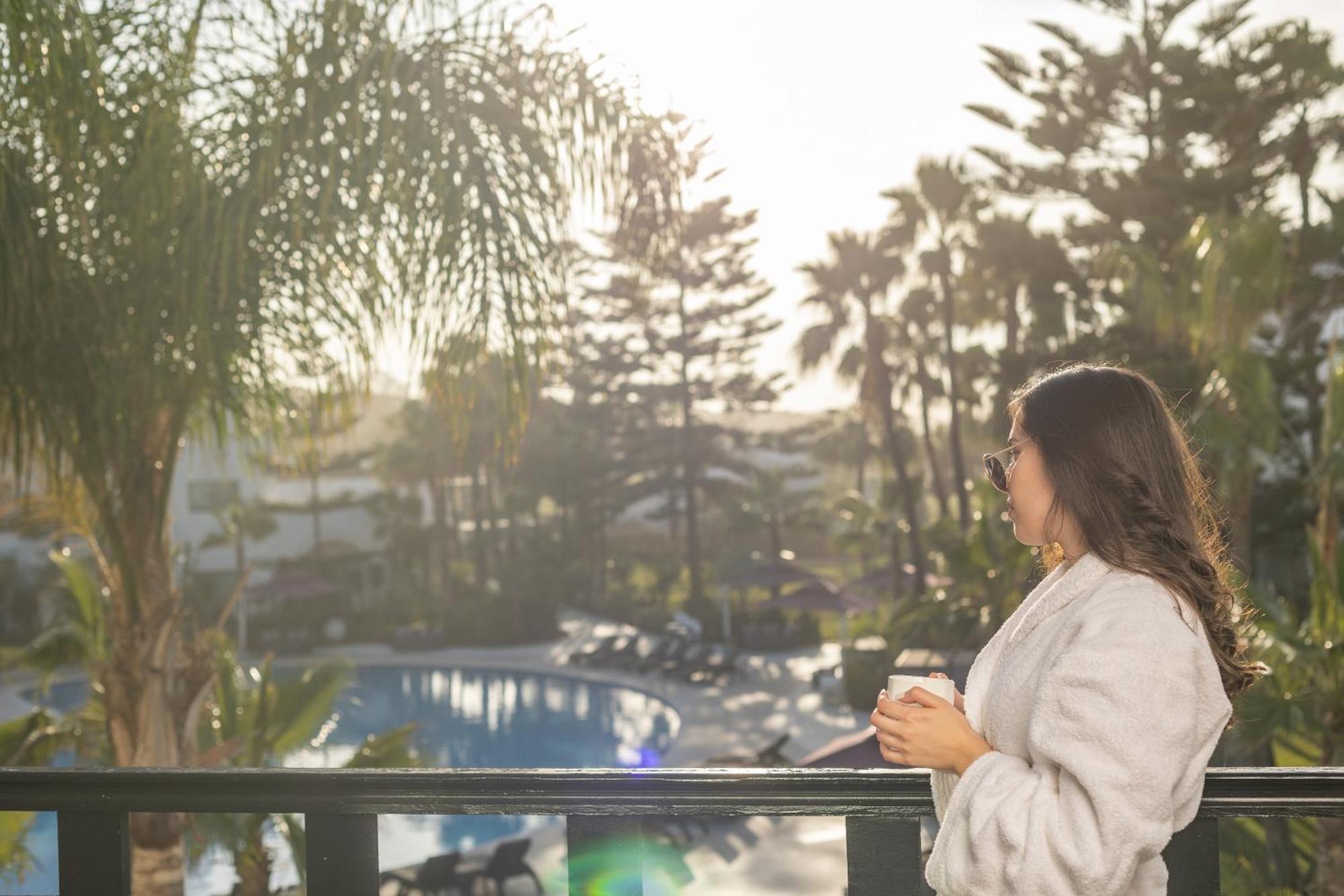 Pullman Mazagan Royal Golf & Spa El Jadida Kültér fotó A woman wearing a bathrobe