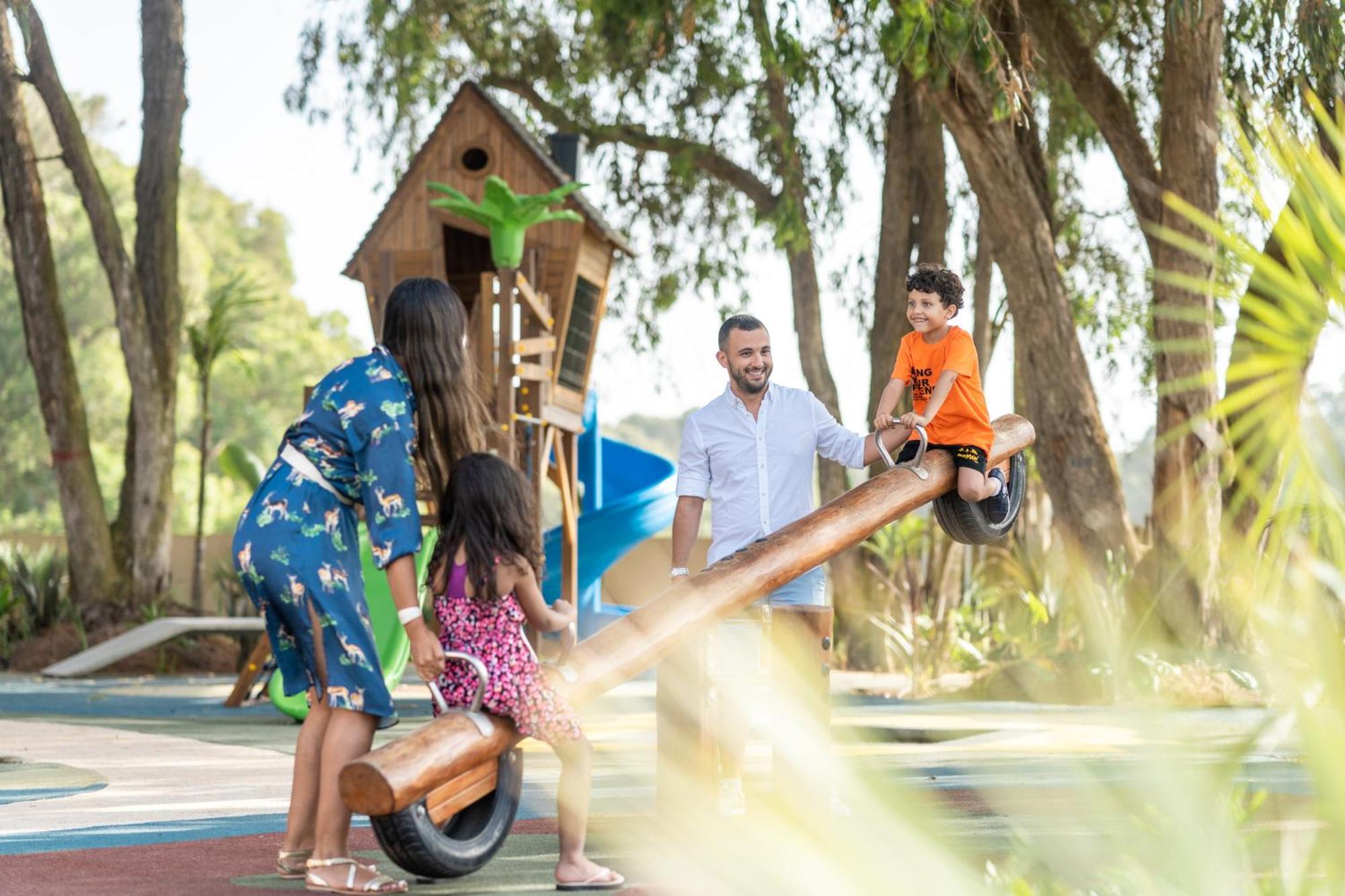 Pullman Mazagan Royal Golf & Spa El Jadida Kültér fotó Family playing in the park