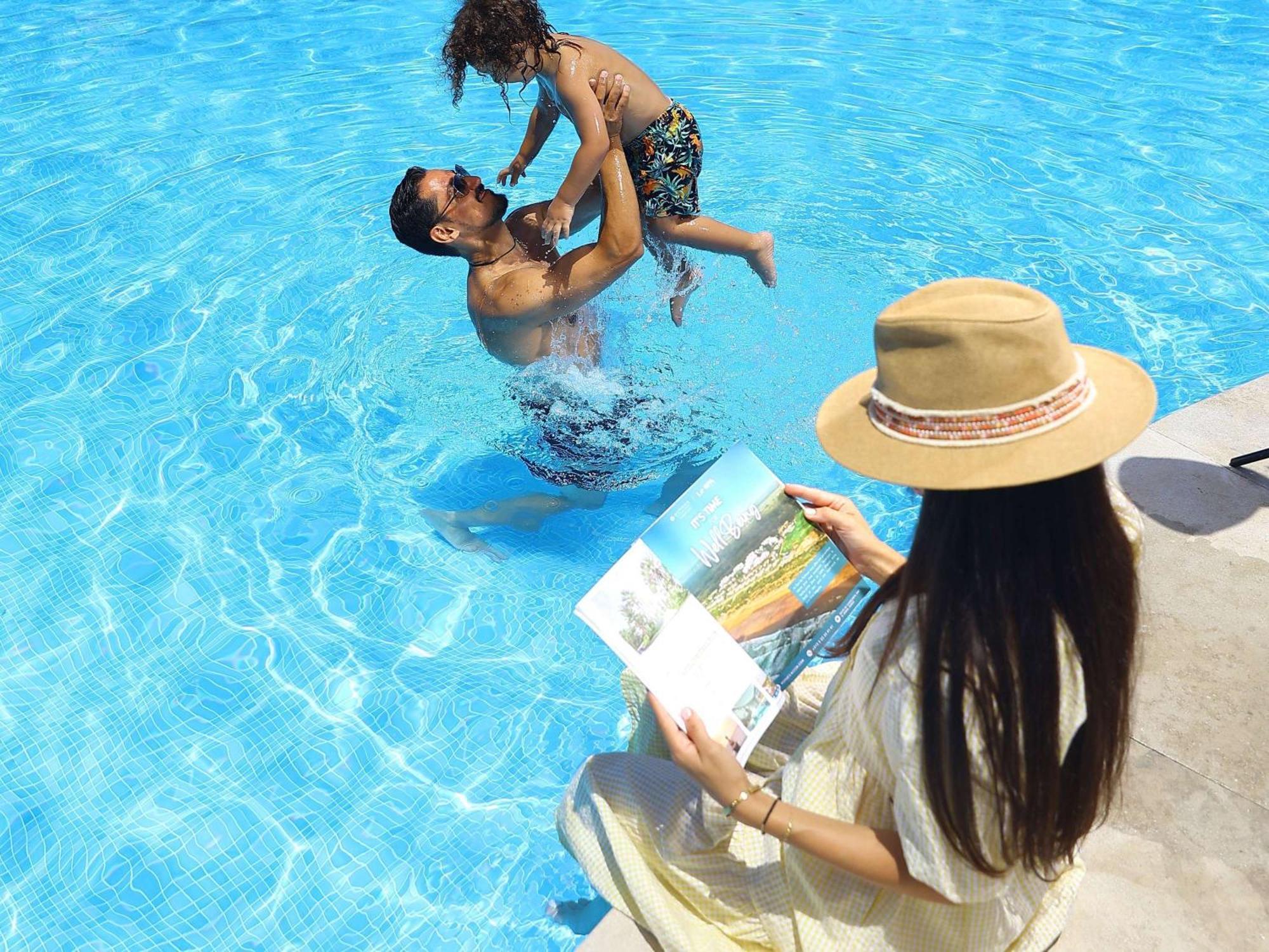 Pullman Mazagan Royal Golf & Spa El Jadida Kültér fotó Family at a pool