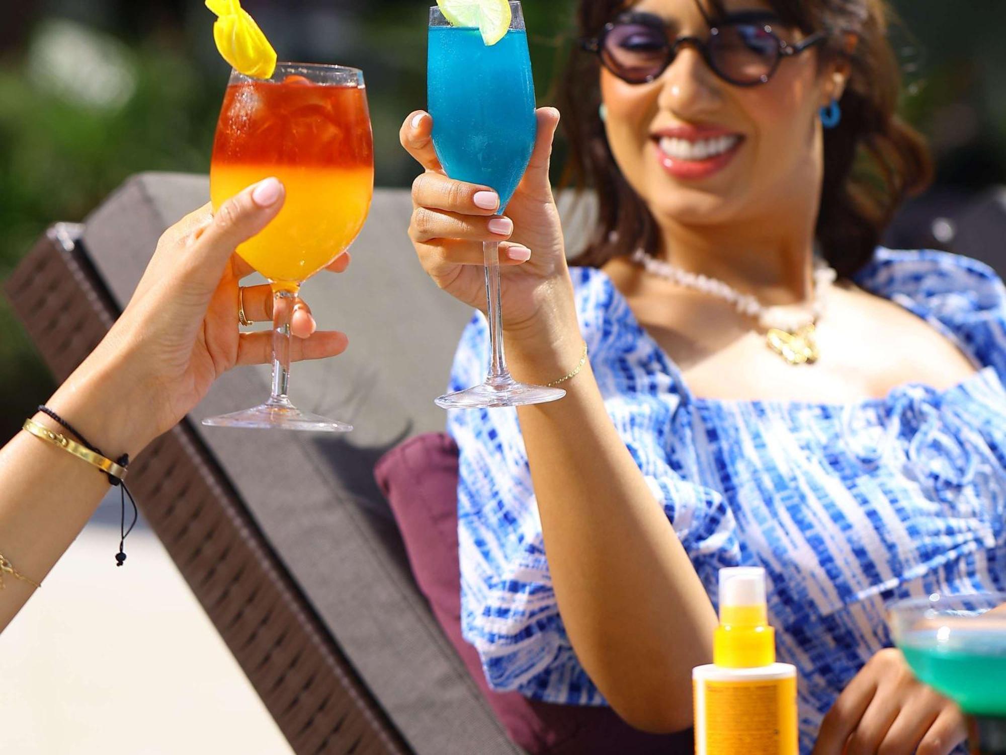 Pullman Mazagan Royal Golf & Spa El Jadida Kültér fotó A woman drinking cocktails
