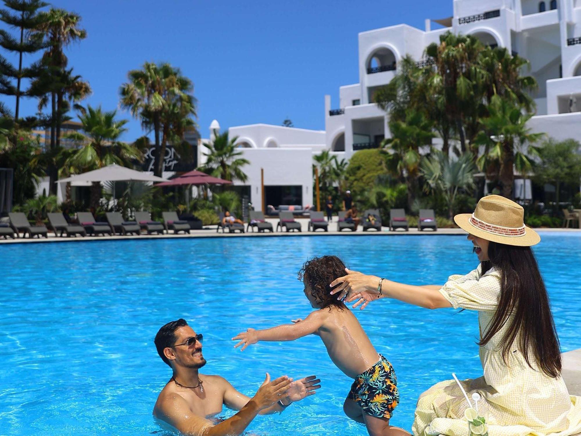 Pullman Mazagan Royal Golf & Spa El Jadida Kültér fotó Family at a resort in Tunisia